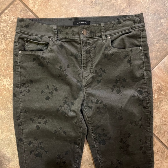 Ann Taylor The Skinny Grey w/Dark Grey Floral Print Pants/Jegging - Picture 10 of 13